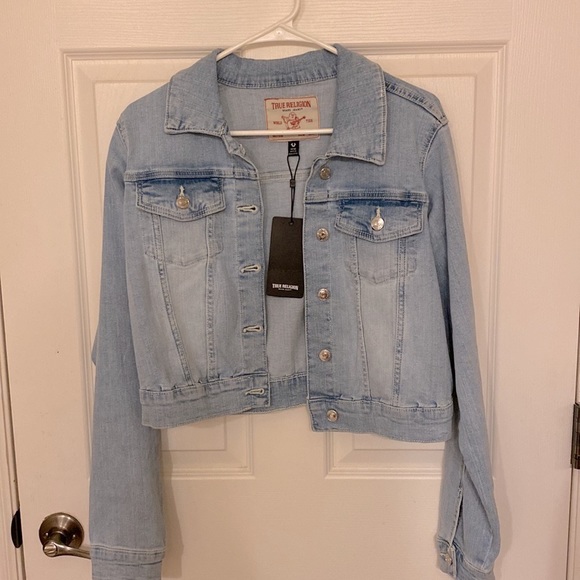 NWT True Religion Fitted Crop Trucker Jean Jacket Light Wash Size Medium - Picture 4 of 6